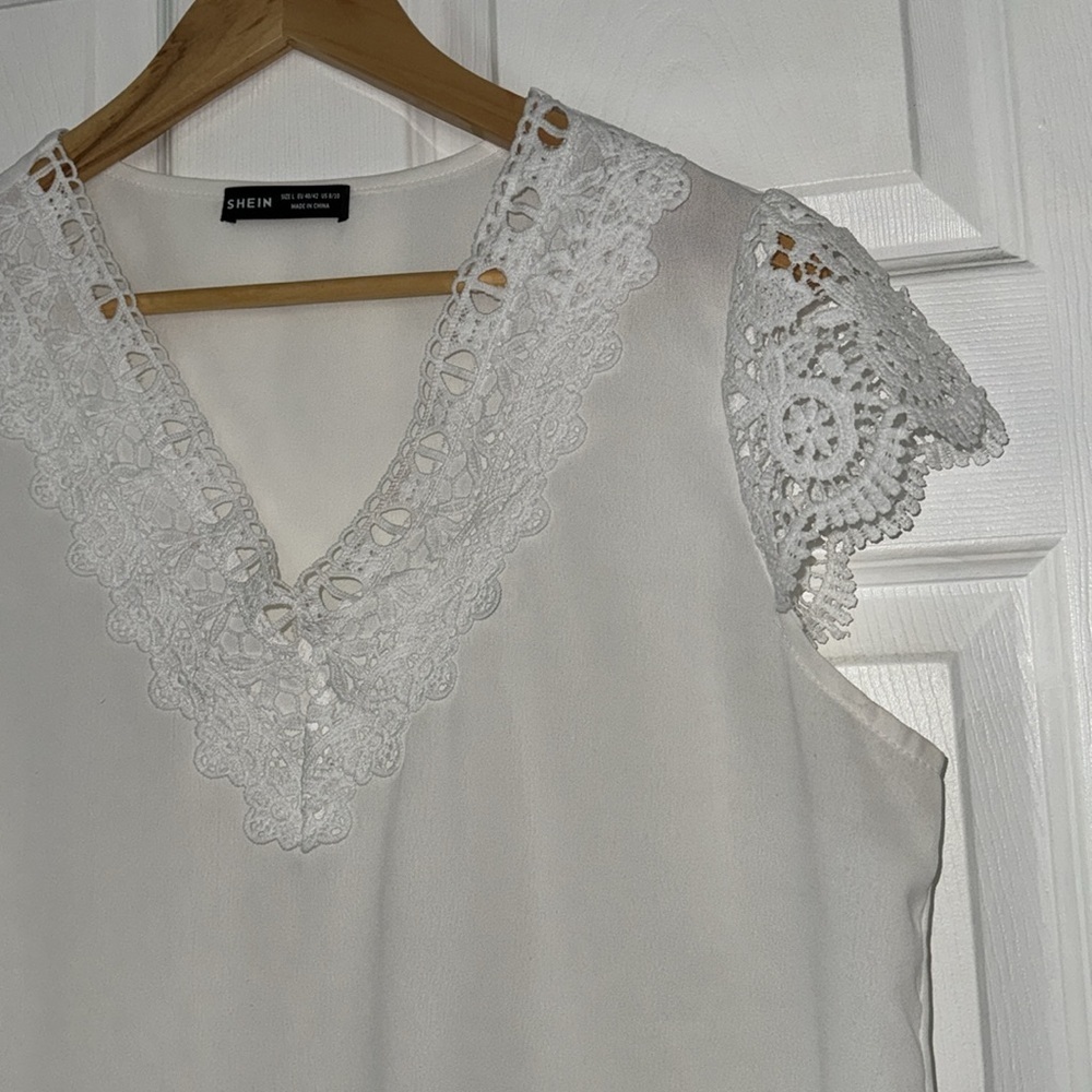 SHEIN LUNE Contrast Guipure Lace V-Neck Blouse - Picture 2 of 5
